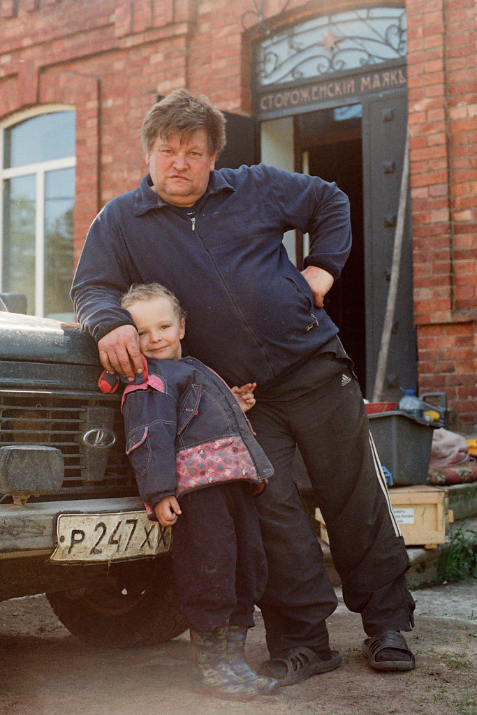 Смотритель Стороженского маяка Юрий Тимощихин с сыном (Ладожское озеро)